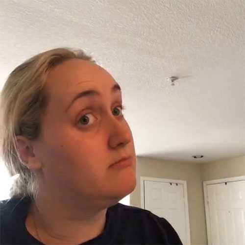 Mulher provando kombucha